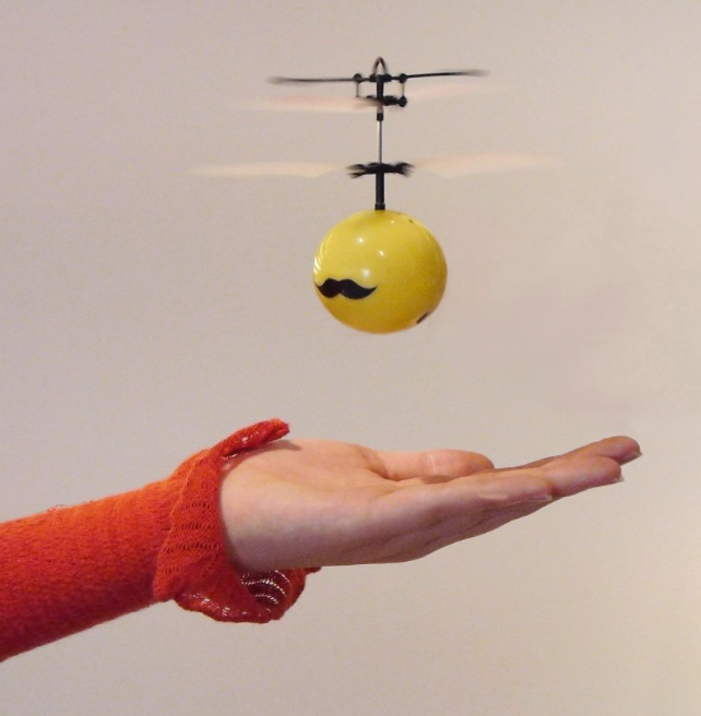 Amazon co jp 人気の赤外線ヘリ　FlyingBall フライングボール　 レッド おもちゃ 通販